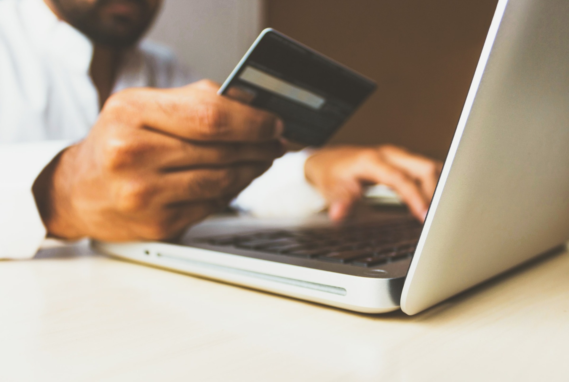 Une personne en situation de surendettement essaye d'effectuer un achat sur internet grâce à sa carte de crédit.