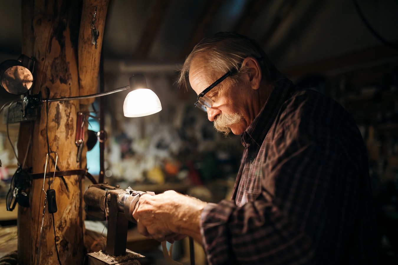 artisan retraité faisant du bricolage