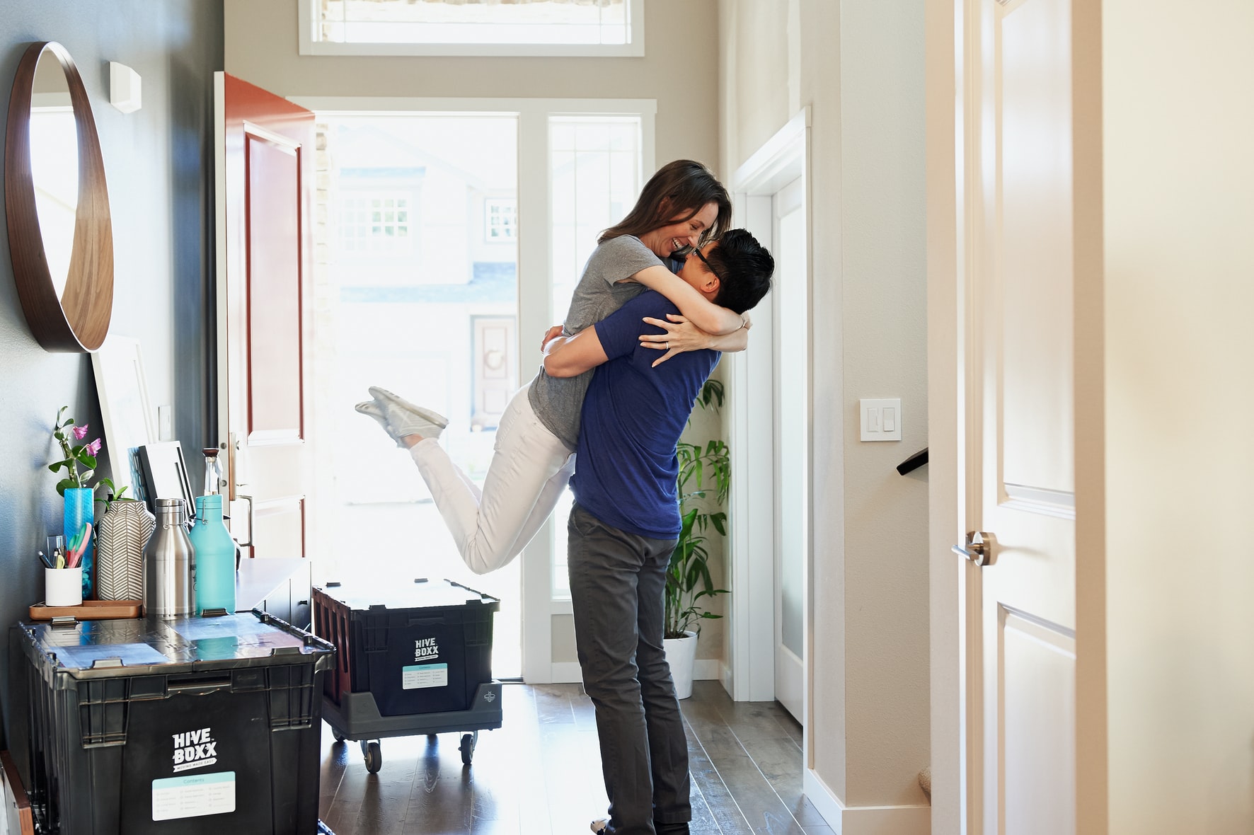 couple heureux se portant dans les bras dans leur maison